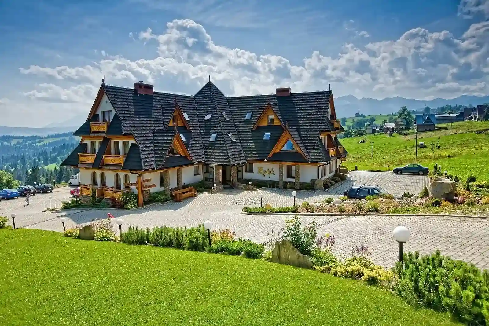 Hotel Redyk in inverno con vista sui Tatra